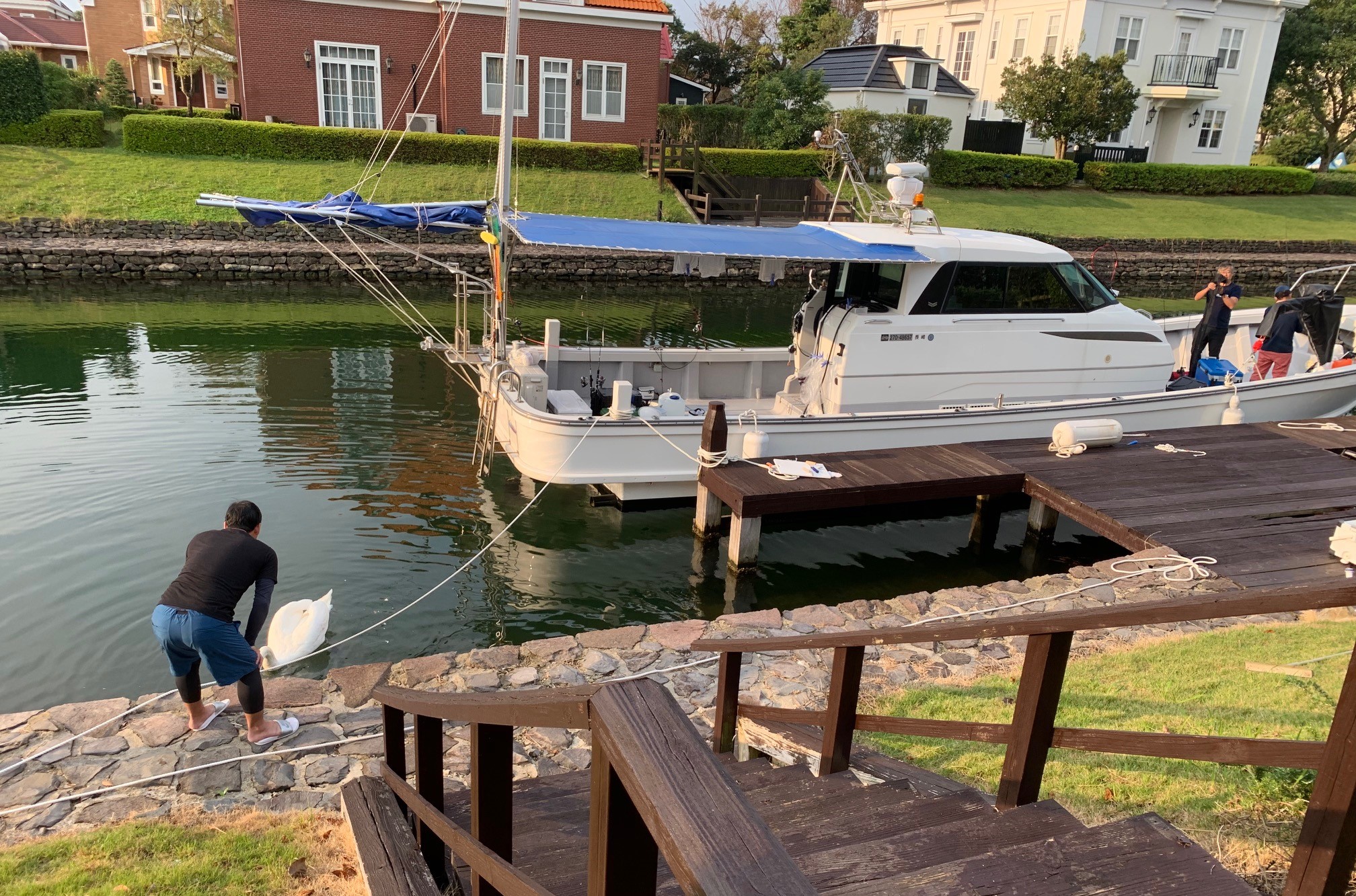 欄間、白鳥2羽 雲の隙間から 光が差し込んで 白鳥と光芒が綺麗でした🦢 2025.12.31
